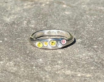 Handgjord silverring med rosa, gröna och blå ädelstenar