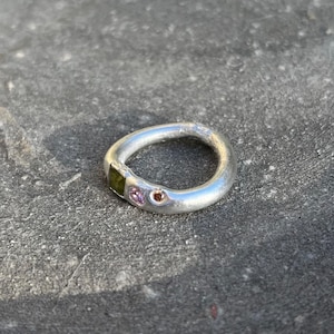 Bague En Argent Sertie De Péridot | Anneau Organique | Anneau En Fusion | Band De Dispersion | Bague Multi-Pierres | Bijoux Artisanaux bild 4