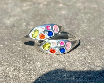 Handgjord silverring med peridot och safir