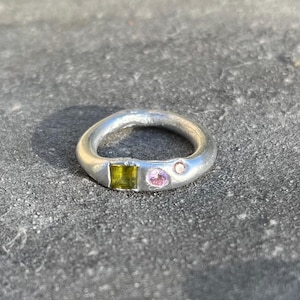 Bague En Argent Sertie De Péridot | Anneau Organique | Anneau En Fusion | Band De Dispersion | Bague Multi-Pierres | Bijoux Artisanaux