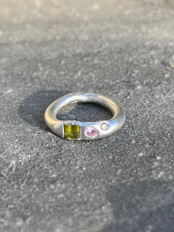 Bague En Argent Sertie De Péridot | Anneau Organique | Anneau En Fusion | Band De Dispersion | Bague Multi-Pierres | Bijoux Artisanaux