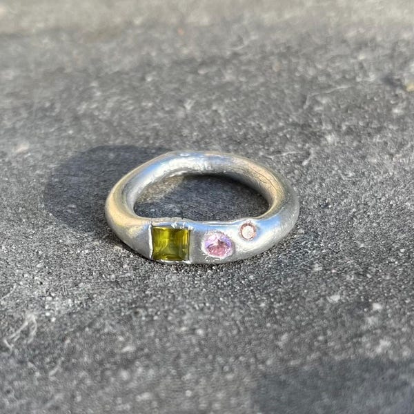 Silverring infattad med peridot | Organisk ring | Smält ring | Sprängband | Flerstensringar | Luciens Atelier