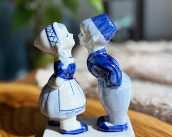ヴィンテージデルフトブルーのキスカップルオーナメント：手描きの