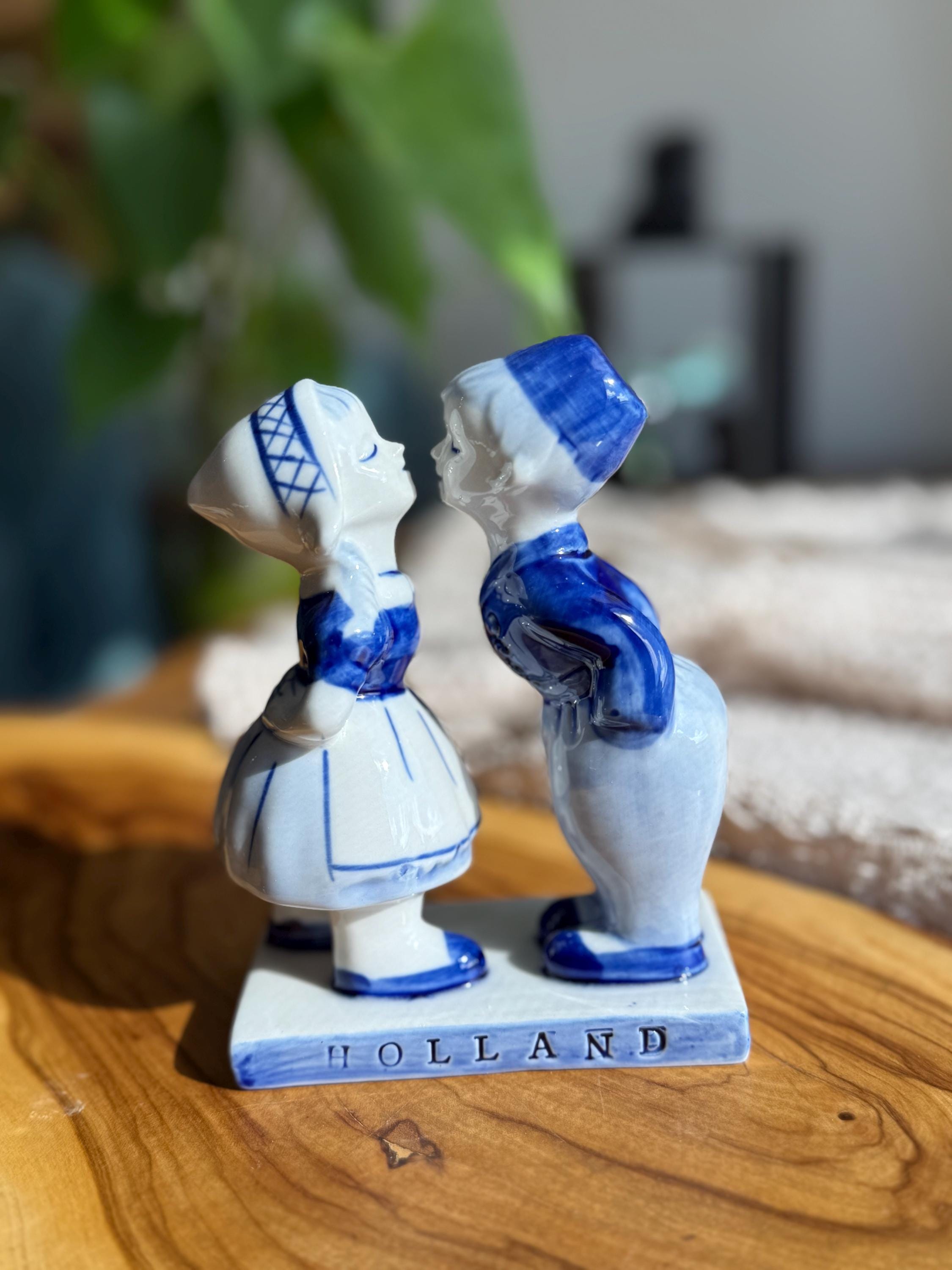 【 Lille 1767 】フランス製 陶磁器 恋人【 E.DUC 】 Vintage Delft Blue Dutch Kissing Couple Porcelain Figurine. - Etsy