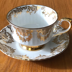 Vintage Paragon Fine Bone China Gold Filigrane Teetasse und Untertasse. Made in England nach Absprache für Ihre MAJESTY DIE KÖNIGIN.