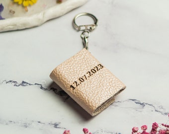 mom keychain with kids names and photos, personalized gift for her, leather key gob, custom keyring, wife keychain gift, tiny photobook