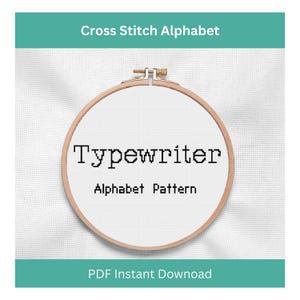 Könnte beinhalten: Ein Kreuzstich-Alphabetmuster mit dem Wort "Typewriter" in einem hölzernen Stickrahmen. Das Design enthält den Text "Alphabet Pattern" und "PDF Instant Download" auf einem weißen Stoffhintergrund mit einem türkisfarbenen Rand.