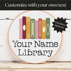 Puede incluir: Un bastidor de punto de cruz con un diseño de libros coloridos. El texto "Customize with your own text" está en la parte superior y "Your Name Library" en la inferior. Una estrella negra dice "Includes 2 patterns!"