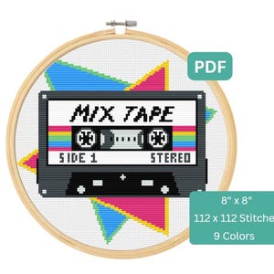 Puede incluir: Patrón de punto de cruz de una cinta de casete retro con las palabras "MIX TAPE" en ella. La cinta está rodeada de formas geométricas coloridas. El patrón mide 8 pulgadas por 8 pulgadas y utiliza 9 colores.