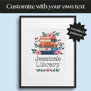 Puede incluir: Arte de punto de cruz enmarcado con una pila de libros adornada con flores rosas y vegetación. El texto "Jessica's Library" se muestra debajo de los libros. El marco es negro y el fondo es azul claro. El texto "Customize with your own text" está en la parte superior.