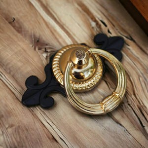 Knopp i guldfärgad ring, svart ryggstöd, vintage ringbeslag, lantlig enkelhålsdesign
