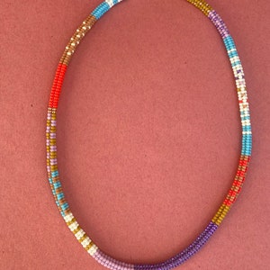 Kleurrijke choker in vintage stijl, boho ketting voor dames, sieraden voor een avondje uit met vrienden, handgemaakte meerkleurige kralensieraden