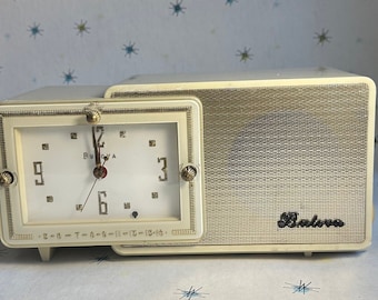 Radio reloj de tubo Bulova modelo 100 de 1957 en marfil - MCM - RESTAURADO
