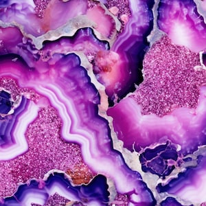 Pode incluir: Close-up de uma geoda de ágata roxa e rosa com uma textura brilhante e cristalina. A geoda tem uma forma natural e orgânica com uma variedade de redemoinhos e padrões.