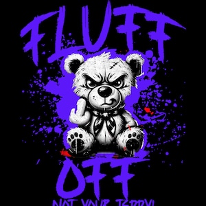 Puede incluir: Diseño gráfico con un oso de peluche blanco con expresión enfadada, mostrando el dedo corazón. El oso está sobre un fondo de salpicaduras moradas con las palabras "FLUFF OFF" y "NOT YOUR TEDDY!" en morado, todo sobre un fondo negro.