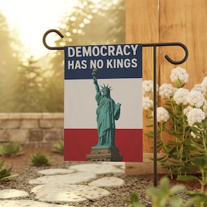 Drapeau de jardin Premium Democracy Has No Kings - Drapeau résistant Fabriqué aux États-Unis