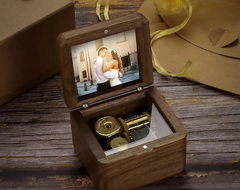 Caja de música con foto vintage de madera personalizada, agregue su foto personalizada y canción de MusicBox, regalo perfecto para amante, mamá, papá, amigos y más