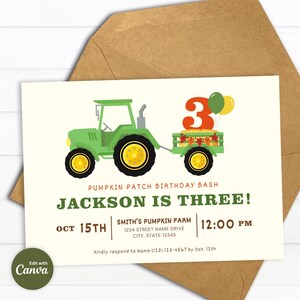 Puede incluir: Un tractor verde con un número 3 rojo en la parte trasera, tirando de un vagón lleno de calabazas. El texto "Pumpkin Patch Birthday Bash Jackson is Three!" está escrito en verde y negro. El texto "Oct 15th" y "12:00 PM" está escrito en negro. El texto "Smith's Pumpkin Farm 1234 Street Name Drive City, State 12345" está escrito en negro. El texto "Kindly respond to Name (123) 123-4567 by Oct. 12th" está escrito en negro.