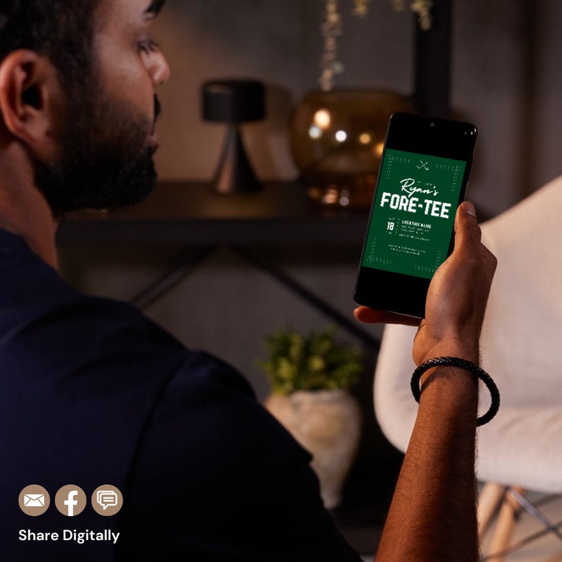 Puede incluir: Un tel&eacute;fono inteligente que muestra una invitaci&oacute;n de golf de color verde y blanco para una fiesta llamada "Ryan's Fore-Tee". La invitaci&oacute;n incluye la fecha, la hora y la ubicaci&oacute;n del evento. El tel&eacute;fono est&aacute; siendo sostenido por la mano de una persona.