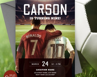 Op de afbeelding: Een voetbal-thema verjaardagsuitnodiging voor Carson's negende verjaardag. De uitnodiging toont een foto van twee voetballers, Ronaldo en Messi, met de tekst "CARSON IS TURNING NINE!" en de datum en tijd van het feest: 24 maart, 12-14 uur. De uitnodiging bevat ook de naam van de locatie, het adres en de RSVP-informatie.