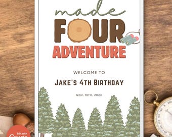Op de afbeelding: Een wit bord met een bruin en oranje ontwerp met de tekst "made four adventure". Het bord zegt ook "Welkom op Jakes 4e verjaardag" en "Nov. 18th, 202X". Het bord is omringd door groene dennenbomen.