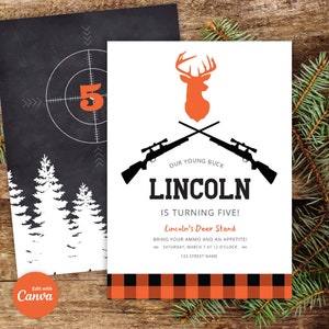 Può includere: Un invito bianco con un tema di caccia al cervo in nero e arancione. L'invito dice "Il nostro giovane cervo Lincoln compie cinque anni! Il palco del cervo di Lincoln. Porta le tue munizioni e un buon appetito! Sabato 7 marzo alle 12 in punto. 123 Nome della via."