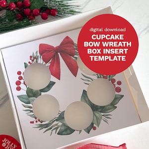 Peut inclure: Une boîte blanche avec un modèle d'insert pour boîte à cupcakes. L'insert présente un nœud rouge et un motif de couronne avec des baies et des feuilles. Le texte "digital download CUPCAKE BOW WREATH BOX INSERT TEMPLATE" est sur un cercle rouge.