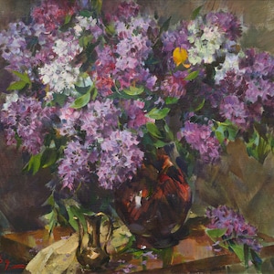 Peut inclure: Une peinture de nature morte représentant un bouquet de fleurs de lilas mauves et blanches dans un vase brun foncé. Les fleurs sont disposées dans un vase sur une table en bois avec une nappe blanche et un petit vase en or.