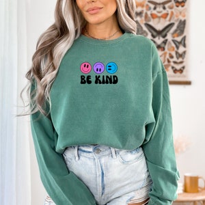Be Kind-sweater, sweater vriendelijkheid, sweatshirt met smileygezicht, damessweater, trendy sweater, esthetisch sweatshirt, cadeau-ideeën,