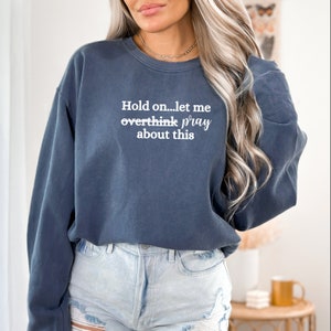 Espera, déjame orar por eso, Sudadera, Orar por eso, Sudadera de oración, Sudadera de fe, Sudadera de mujer, Regalos para ella