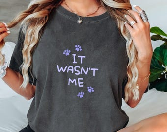 No era yo camiseta, camiseta de perro, camiseta de gato, camiseta de mamá de perro, camiseta de mamá de gato, camiseta de amante de perros, camiseta de huellas de patas, camisetas de mujer, idea de regalo