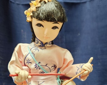ヴィンテージ中国人形の伝統衣装の女の子、黒髪三つ編み、ピンク、青の