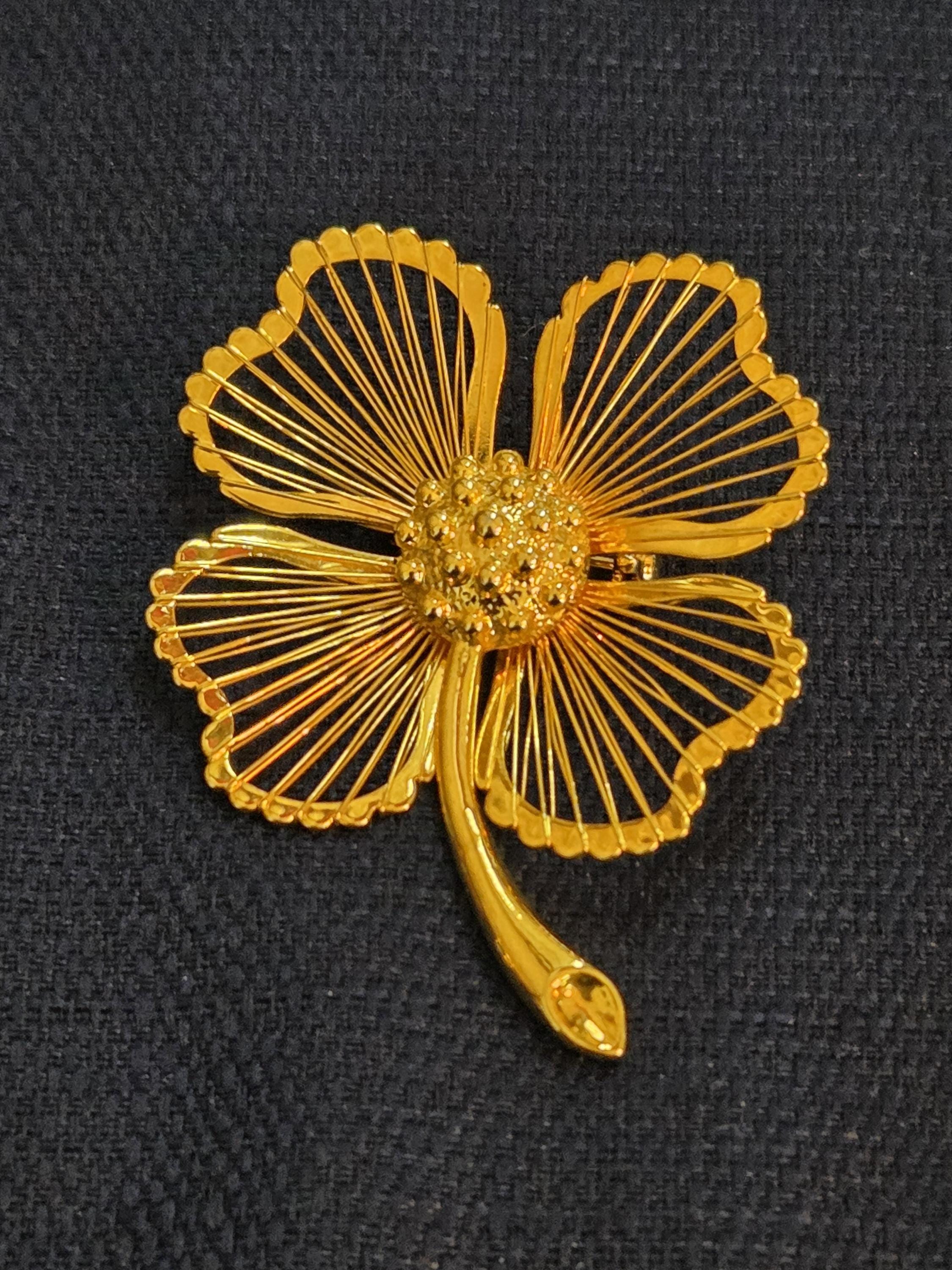 ヴィンテージゴールドトーンのハナミズキの花のクローバーブローチ