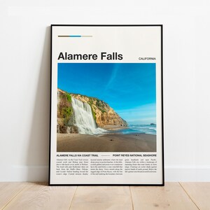Pode incluir: Um pôster emoldurado com as Cataratas Alamere na Califórnia. A imagem mostra uma cachoeira caindo em uma praia, com um céu azul claro. O texto na parte superior diz "Alamere Falls" e "California". Texto adicional na parte inferior descreve a localização.