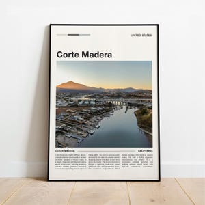以下が含まれることがあります： 「Corte Madera」の文字と、夕暮れ時のウォーターフロントの町の風景写真が描かれたフレーム入りポスター。「United States」と「California」の文字も含まれています。