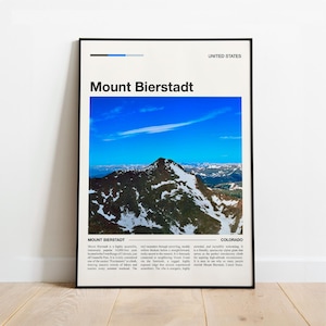 Könnte beinhalten: Ein gerahmtes Poster mit dem Mount Bierstadt in Colorado, USA, unter einem strahlend blauen Himmel. Das Poster enthält den Namen und den Ort des Berges in einem minimalistischen Design.