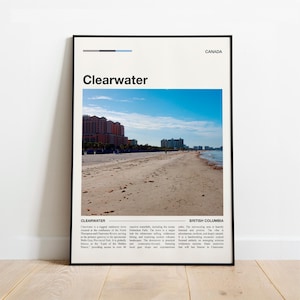 Könnte beinhalten: Ein gerahmter Druck mit einer Strandansicht unter blauem Himmel. Das Wort "Clearwater" ist zu sehen, mit "Canada" und "British Columbia" ebenfalls sichtbar. Der Druck ist in einem schwarzen Rahmen.
