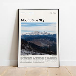 Könnte beinhalten: Ein gerahmtes Poster mit einer malerischen Ansicht des Mount Blue Sky in Colorado, USA. Das Bild zeigt eine Bergkette unter blauem Himmel mit schneebedeckten Gipfeln. Das Poster enthält den Text "Mount Blue Sky" und "Colorado".