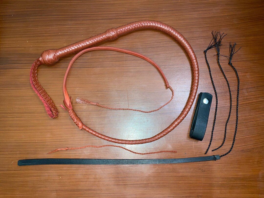 その他 Australian Bullwhip 8feet, Brandy A matched pair of 4 1/2 foot 16 plait kangaroo bullwhips in