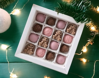 Pudełko na smakołyki - belgijski czekoladowy króliczek, szyszka, bańka - wyjątkowy prezent - spersonalizowany prezent świąteczny - bombki choinkowe - czekoladowa figurka królika