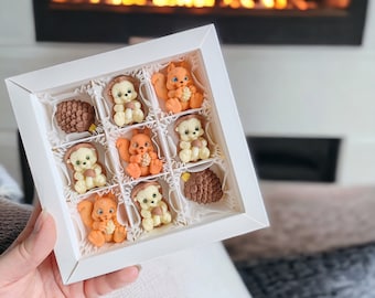 Pudełko ze smakołykami - Belgijska czekoladowa wiewiórka - Wyjątkowy prezent - Spersonalizowany prezent świąteczny - świąteczna sosna - czekoladowe figurki wiewiórki