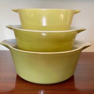 vintage Pyrex verde green Cinderella nesting bowls