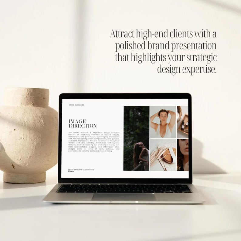 Peut inclure: Un ordinateur portable affichant un site web avec le texte "IMAGE DIRECTION" et un collage d'images mettant en sc&egrave;ne une femme en robe blanche, une femme en haut blanc et une femme en robe blanche. Le site web porte sur les directives de marque et l'expertise en design.
