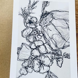 Botanische Kunstkarte mit Blüten und Samenkapsel – feine Tintenzeichnung auf A6 mit Kraftpapierumschlag