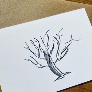 Minimalistische Kunstkarte A6 – Baumzeichnung in Schwarz-Weiß | naturverbundene Linie | mit Kraftpapierumschlag
