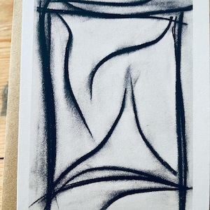 Kunstkarte A6 – abstrakte Kohlezeichnung „Torlinien“ | geometrisch-organische Komposition in Schwarz-Weiß | mit Kraftpapierumschlag