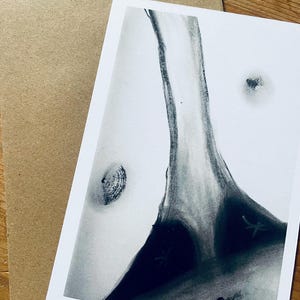 Kunstkarte A6 – abstrakte Kohlezeichnung mit Struktur & Flussform | organisches Motiv in Schwarz-Weiß | inkl. Kraftpapierumschlag