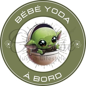 Peut inclure: Un personnage vert de Baby Yoda avec de grands yeux et un sourire mignon est assis dans un pod brun. L'image est entourée d'un cercle vert avec le texte "BÉBÉ YODA À BORD" en blanc.