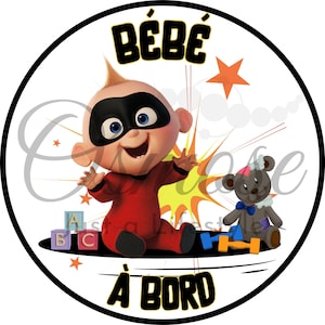 Op de afbeelding: Een ronde sticker met een witte achtergrond en een cartoonafbeelding van een babysuperheld in een rood pak. De baby zit op een speelblok en houdt een halter vast. De sticker heeft de tekst "Bébé à bord" in zwarte en gele letters.