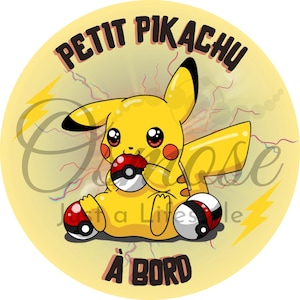 Könnte beinhalten: Ein gelber Pikachu-Zeichentrickfigur mit roten Wangen, die einen roten und weißen Pokéball hält. Die Figur sitzt auf einem gelben Hintergrund mit roten Blitzen. Der Text "PETIT PIKACHU A BORD" ist in roten und weißen Buchstaben geschrieben.